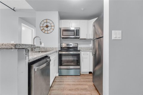 Condominio en alquiler en Miami, Florida, 1 dormitorio, 59.46 m2 № 2052340 - foto 2