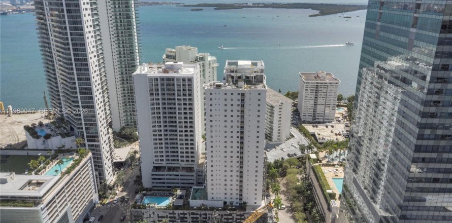 Condominio en Miami, Florida, 1 dormitorio  № 2052340