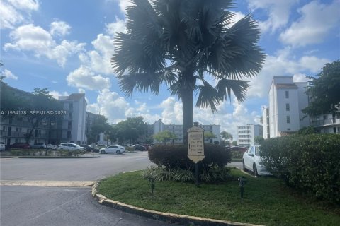 Condo in Miramar, Florida, 2 bedrooms  № 2025899 - photo 13