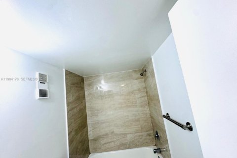 Condo in Miramar, Florida, 2 bedrooms  № 2025899 - photo 8