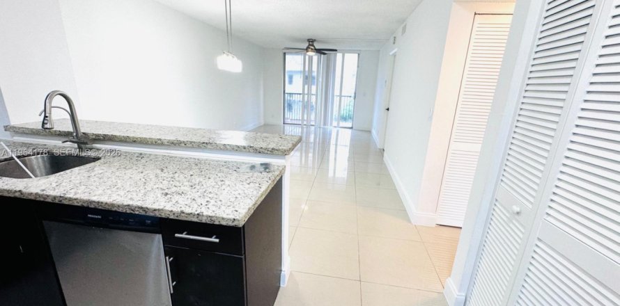 Condo in Miramar, Florida, 2 bedrooms  № 2025899