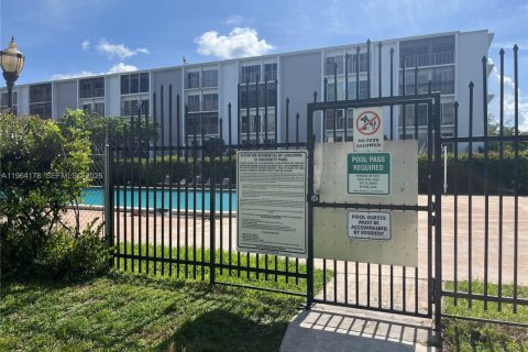 Condo in Miramar, Florida, 2 bedrooms  № 2025899 - photo 17