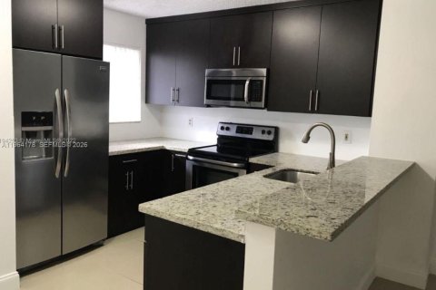 Condo in Miramar, Florida, 2 bedrooms  № 2025899 - photo 2