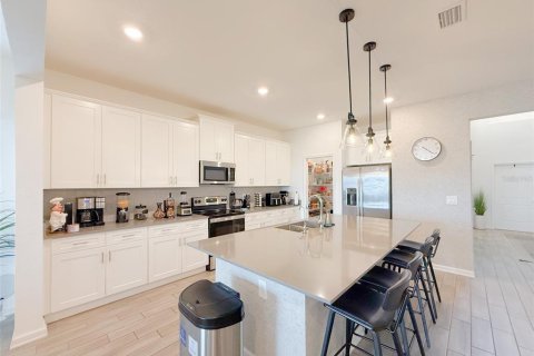 House in Winter Garden, Florida 4 bedrooms, 285.4 sq.m. № 1805540 - photo 4