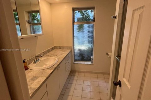Снять в аренду виллу или дом в Майами, Флорида 2 спальни, 111.48м2, № 1944643 - фото 8