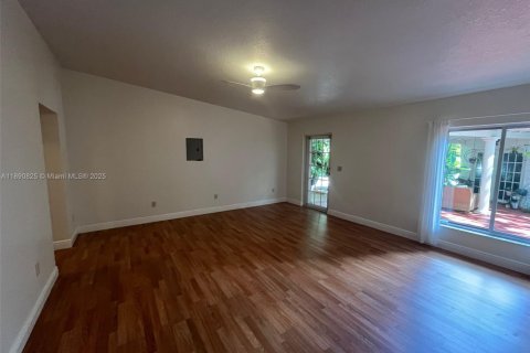 Снять в аренду виллу или дом в Майами, Флорида 2 спальни, 111.48м2, № 1944643 - фото 12