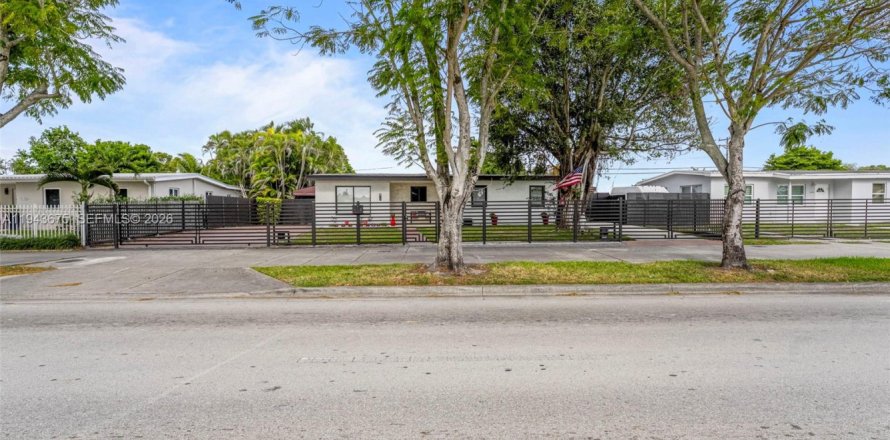 Villa ou maison à Miami, Floride 3 chambres, 130.9 m2 № 2059947