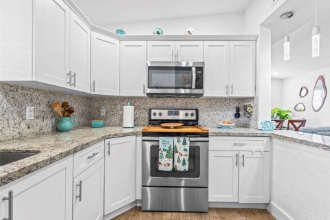 Villa ou maison à vendre à Miami, Floride: 3 chambres, 130.9 m2 № 2059947 - photo 23