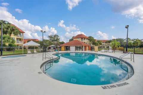 Condo in Orlando, Florida, 2 bedrooms  № 1954706 - photo 16