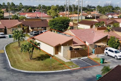 Touwnhouse à vendre à Miami, Floride: 3 chambres, 106.28 m2 № 1998142 - photo 2