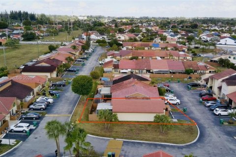 Touwnhouse à vendre à Miami, Floride: 3 chambres, 106.28 m2 № 1998142 - photo 4