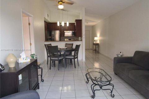 Touwnhouse à vendre à Miami, Floride: 3 chambres, 106.28 m2 № 1998142 - photo 6