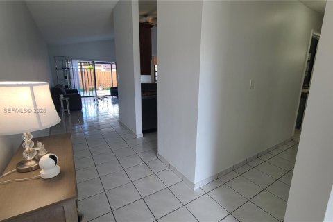 Touwnhouse à vendre à Miami, Floride: 3 chambres, 106.28 m2 № 1998142 - photo 16