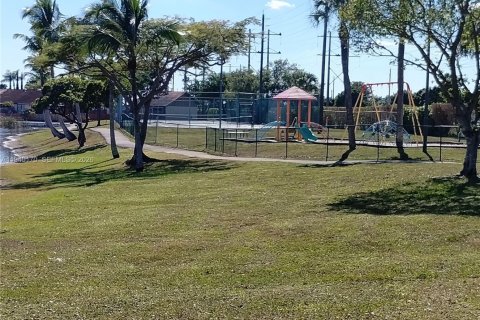 Touwnhouse à vendre à Miami, Floride: 3 chambres, 106.28 m2 № 1998142 - photo 29