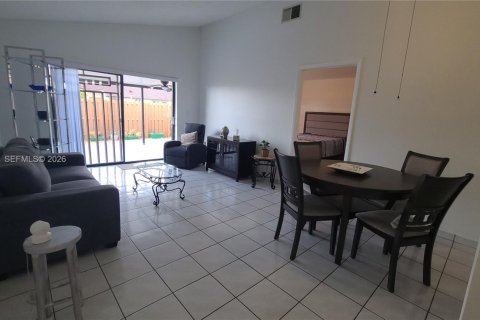 Touwnhouse à vendre à Miami, Floride: 3 chambres, 106.28 m2 № 1998142 - photo 5