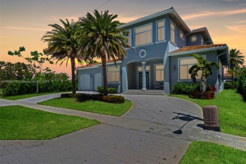 House in Marco Island, Florida 4 bedrooms № 1781914 - photo 2