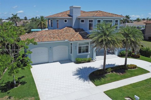 House in Marco Island, Florida 4 bedrooms № 1781914 - photo 1