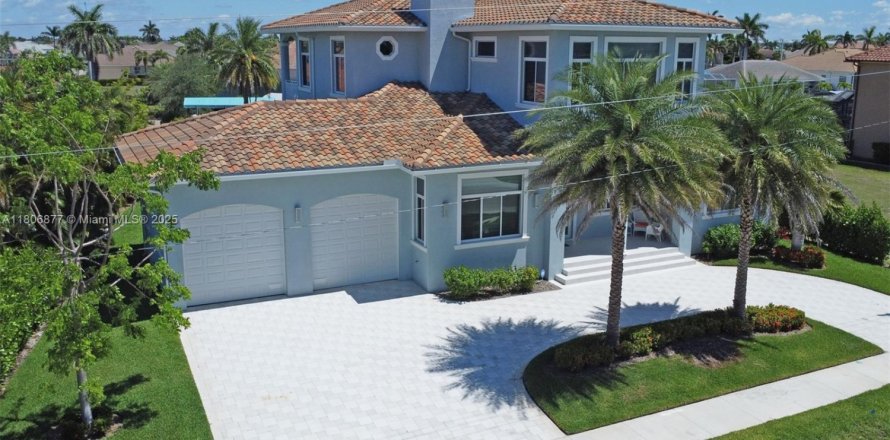 House in Marco Island, Florida 4 bedrooms № 1781914