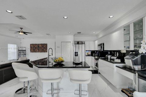 House in Doral, Florida 5 bedrooms, 283.54 sq.m. № 2044291 - photo 22