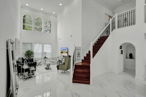 House in Doral, Florida 5 bedrooms, 283.54 sq.m. № 2044291 - photo 12