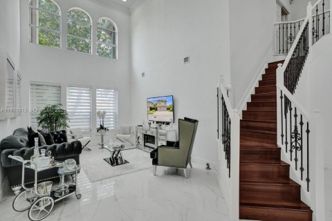 House in Doral, Florida 5 bedrooms, 283.54 sq.m. № 2044291 - photo 13