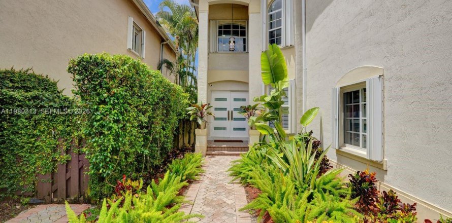 House in Doral, Florida 5 bedrooms, 283.54 sq.m. № 2044291