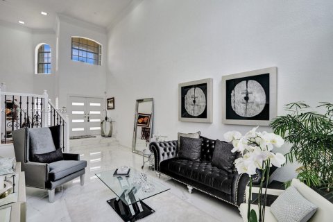 House in Doral, Florida 5 bedrooms, 283.54 sq.m. № 2044291 - photo 15