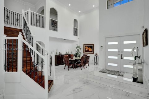 House in Doral, Florida 5 bedrooms, 283.54 sq.m. № 2044291 - photo 8