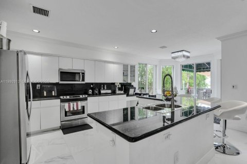 House in Doral, Florida 5 bedrooms, 283.54 sq.m. № 2044291 - photo 23