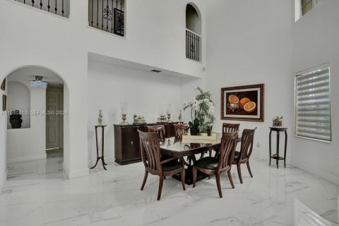 House in Doral, Florida 5 bedrooms, 283.54 sq.m. № 2044291 - photo 10