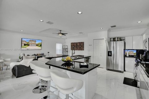 House in Doral, Florida 5 bedrooms, 283.54 sq.m. № 2044291 - photo 25