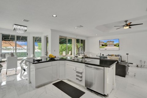 House in Doral, Florida 5 bedrooms, 283.54 sq.m. № 2044291 - photo 24