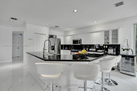 House in Doral, Florida 5 bedrooms, 283.54 sq.m. № 2044291 - photo 21