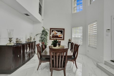 House in Doral, Florida 5 bedrooms, 283.54 sq.m. № 2044291 - photo 11
