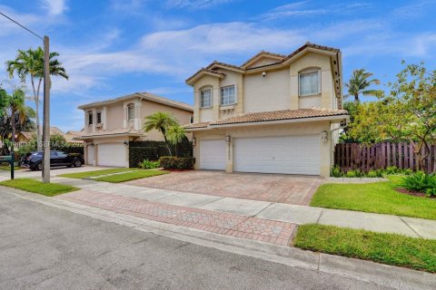 House in Doral, Florida 5 bedrooms, 283.54 sq.m. № 2044291 - photo 5