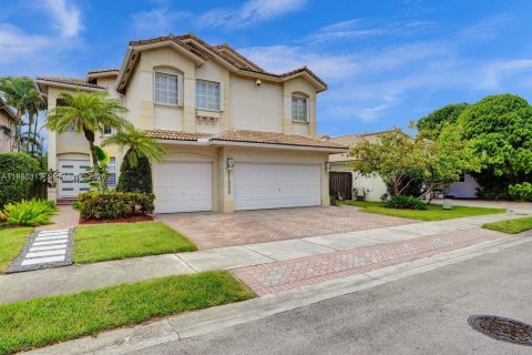 House in Doral, Florida 5 bedrooms, 283.54 sq.m. № 2044291 - photo 4