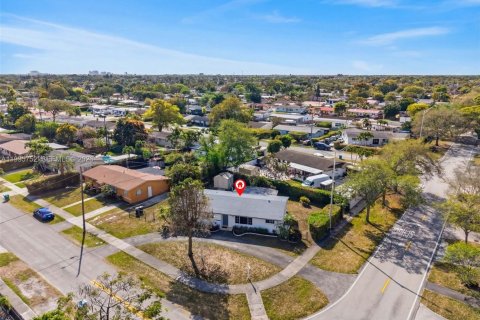 Casa en venta en Miami, Florida, 3 dormitorios, 145.21 m2 № 2063040 - foto 6