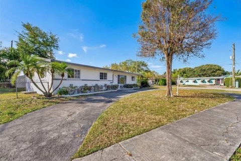 Casa en venta en Miami, Florida, 3 dormitorios, 145.21 m2 № 2063040 - foto 3