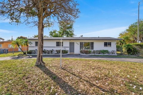 Casa en venta en Miami, Florida, 3 dormitorios, 145.21 m2 № 2063040 - foto 2