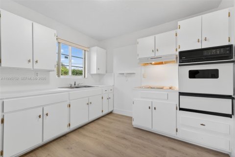 Casa en venta en Miami, Florida, 3 dormitorios, 145.21 m2 № 2063040 - foto 17