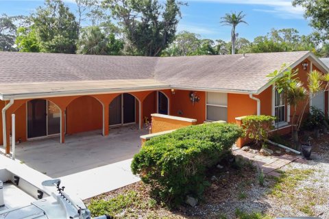House in Englewood, Florida 4 bedrooms, 180.51 sq.m. № 1778584 - photo 2
