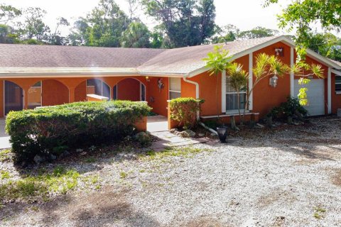 House in Englewood, Florida 4 bedrooms, 180.51 sq.m. № 1778584 - photo 1