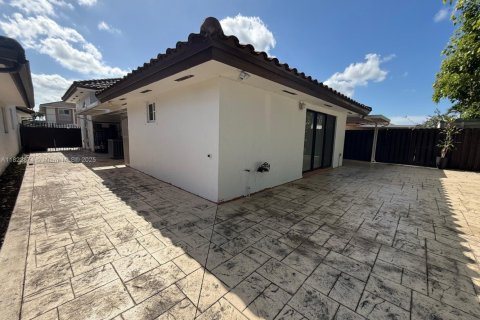 House in Miami, Florida 4 bedrooms, 140.38 sq.m. № 1787150 - photo 23
