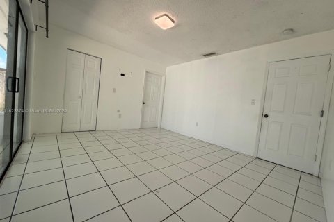 House in Miami, Florida 4 bedrooms, 140.38 sq.m. № 1787150 - photo 17