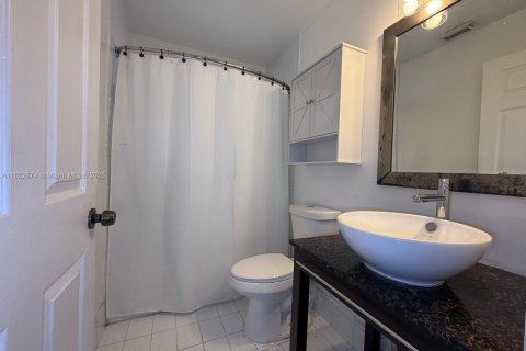 House in Miami, Florida 4 bedrooms, 140.38 sq.m. № 1787150 - photo 11