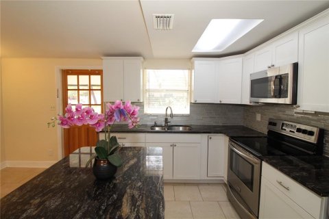 House in Sarasota, Florida 3 bedrooms, 102.38 sq.m. № 1904357 - photo 9