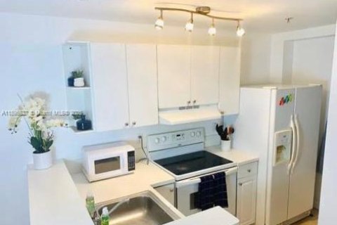 Снять в аренду кондоминиум в Майами, Флорида 1 спальня, 62.43м2, № 1947690 - фото 2