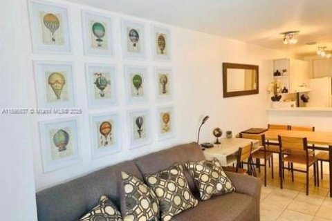 Снять в аренду кондоминиум в Майами, Флорида 1 спальня, 62.43м2, № 1947690 - фото 1