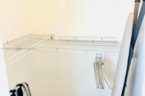 Снять в аренду кондоминиум в Майами, Флорида 1 спальня, 62.43м2, № 1947690 - фото 4
