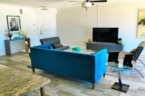 Condo in Saint Petersburg, Florida, 2 bedrooms № 2239795 - photo 8